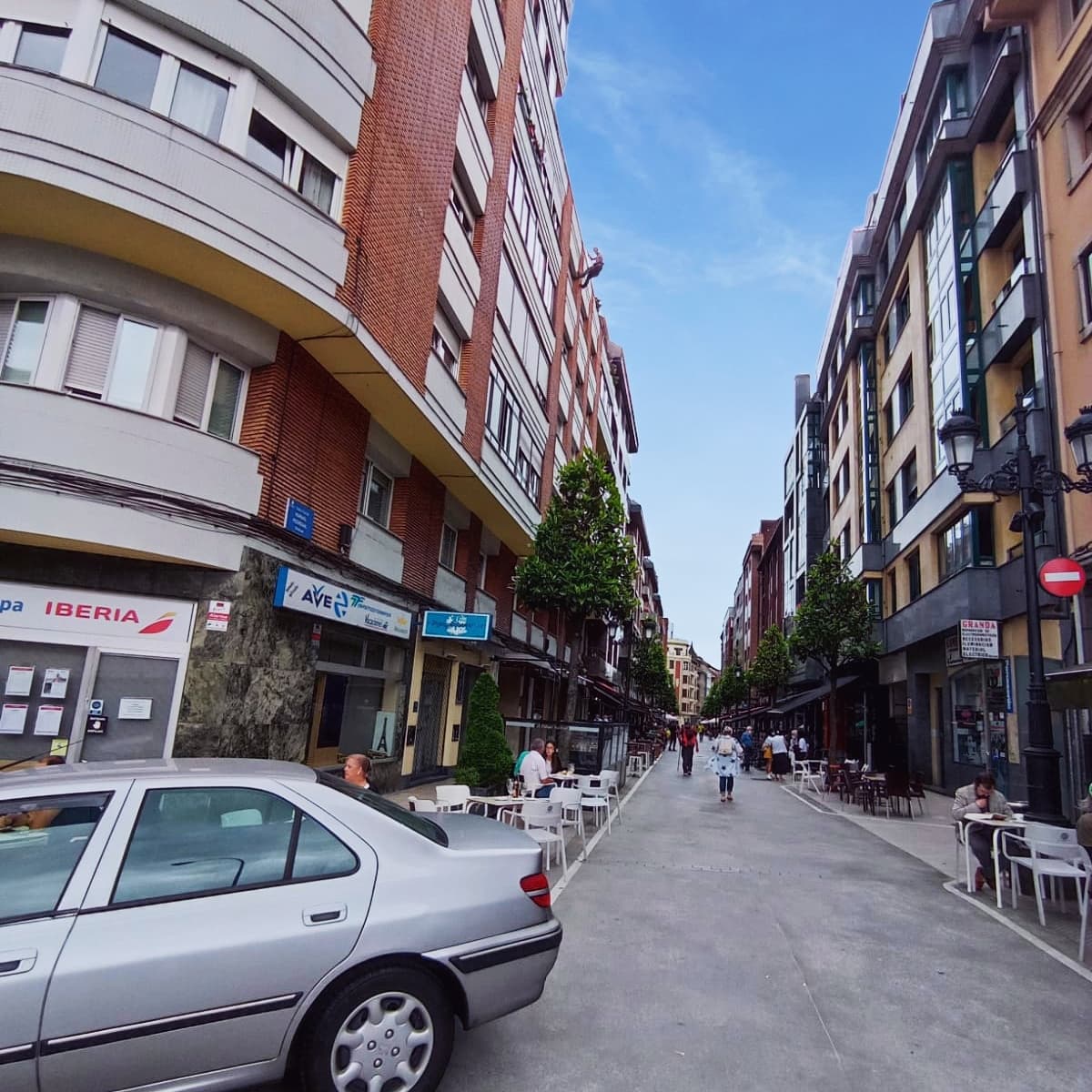 Operario realizando trabajos verticales en centro de Oviedo